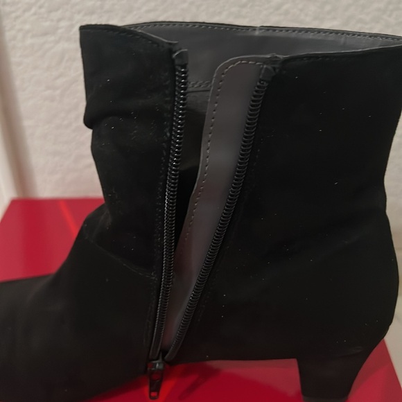 Black boots - Picture 8 of 10